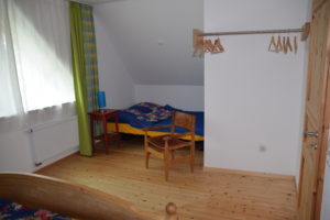 Schlafzimmer 1 mit Kinderbett